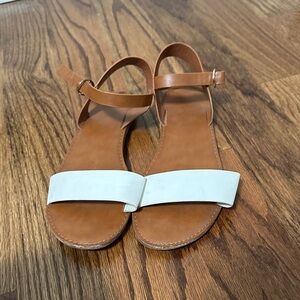 Lulu's White and Tan Sandals